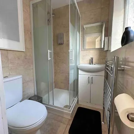 Holiday home Dallas House - Easy Links To Lhr And London