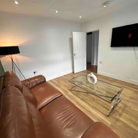 Dallas House - Easy Links To Lhr And London Holiday home *