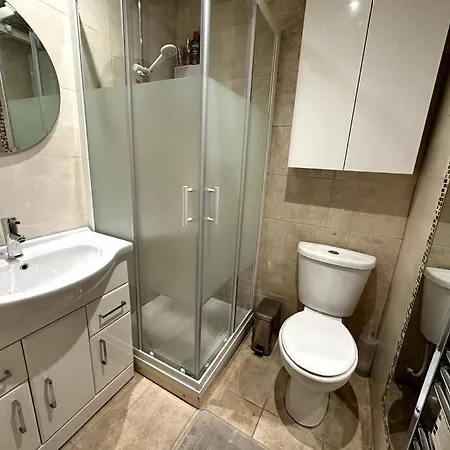 Dallas House - Easy Links To Lhr And London Holiday home