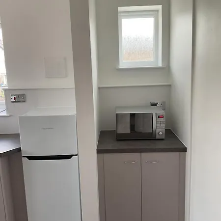 Large 2-bedroom Maisonette With Free Parking Appartement *