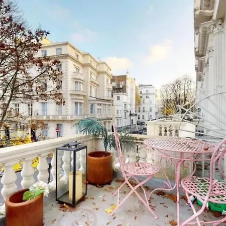 Stunning Hyde Park With Private Balcony & Lift Elevator Access Apartment *