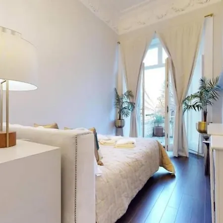 Stunning Hyde Park With Private Balcony & Lift Elevator Access Apartment