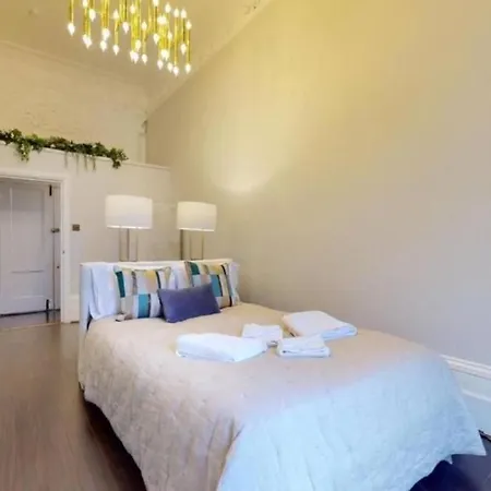 Stunning Hyde Park With Private Balcony & Lift Elevator Access