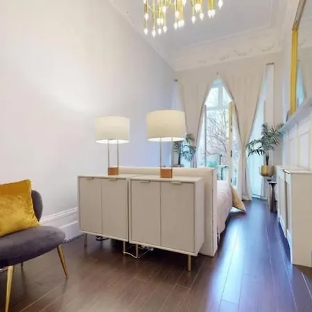 Stunning Hyde Park With Private Balcony & Lift Elevator Access Apartment