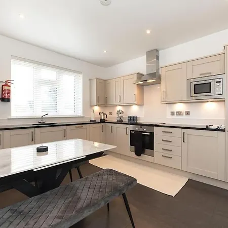 Large 3 Bedroom In Leafy Hampton Hill, Richmond, Sw London Apartment Hampton Hill