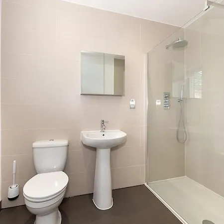 Apartment Large 3 Bedroom In Leafy Hampton Hill, Richmond, Sw London Hampton Hill
