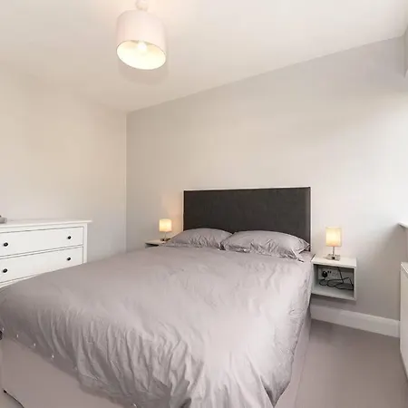 Apartment Large 3 Bedroom In Leafy Hampton Hill, Richmond, Sw London