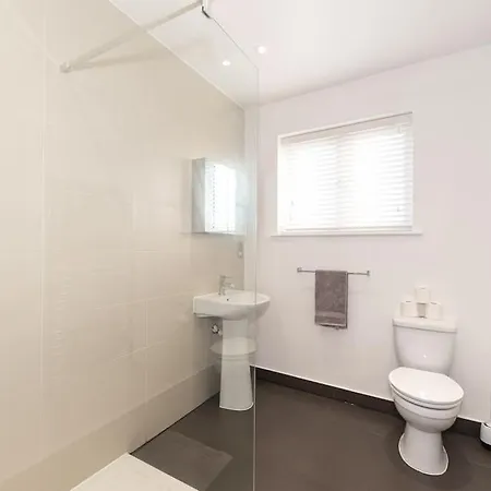 Large 3 Bedroom In Leafy Hampton Hill, Richmond, Sw London Apartment Hampton Hill