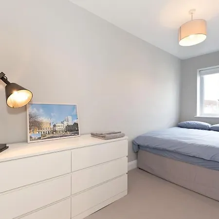 Apartment Large 3 Bedroom In Leafy Hampton Hill, Richmond, Sw London *