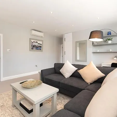 Apartment Large 3 Bedroom In Leafy Hampton Hill, Richmond, Sw London Hampton Hill