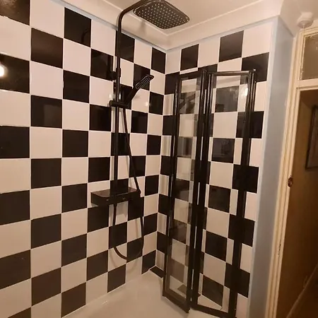 Cheap Kensington Apartment *