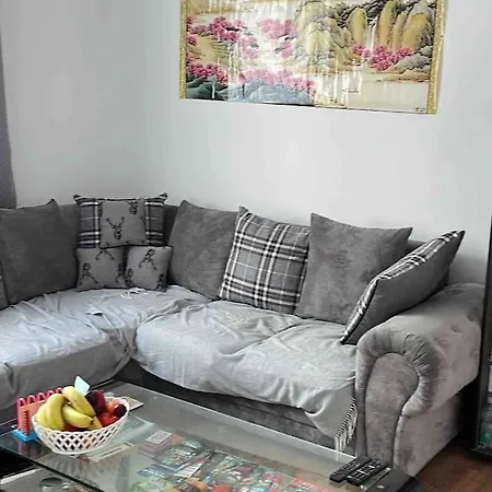 Fresh & Parking Apartment London