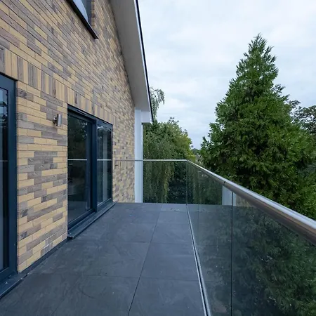 Stylish With Balcony For Upper & Free Parking In A Prime Location - Five Miles From Heathrow Airport Appartamento