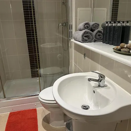 Homestay Modern, Large Independent With En-suite Bathroom In Private Owned