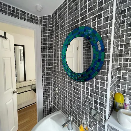 Large, Bright And Spacious 3 Bed Flat In