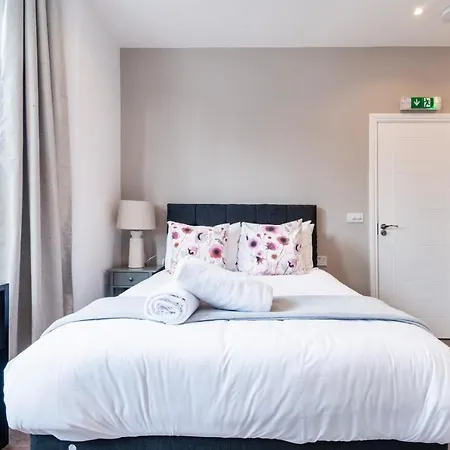 Fulham Apartment *