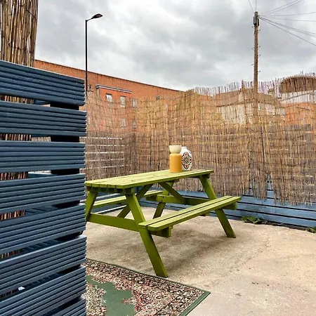 With Cosy Garden In Apartment London