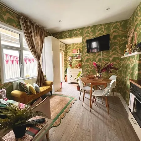 Apartment With Cosy Garden In