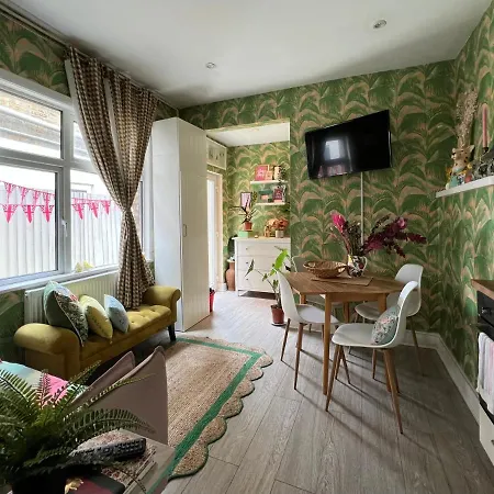 With Cosy Garden In * London
