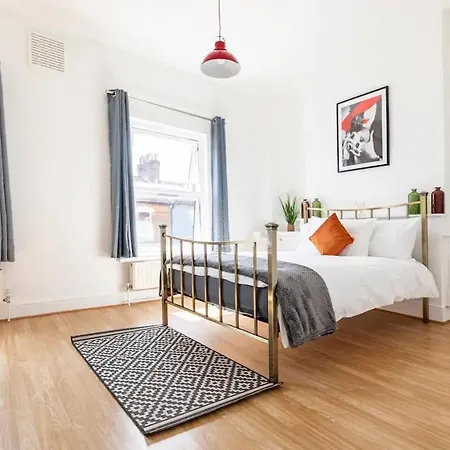 Large, Bright And Spacious 3 Bed Flat In
