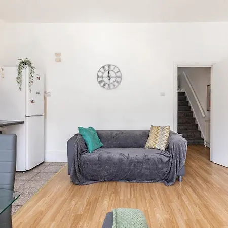 Large, Bright And Spacious 3 Bed Flat In Londýn