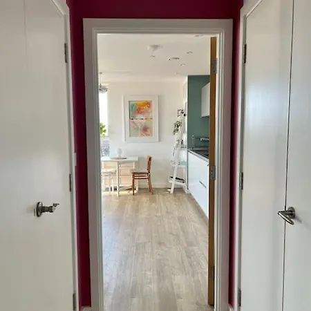 Elegant Chic Living: 1 Bed In Vibrant Area *