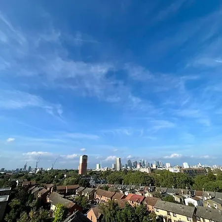 Elegant Chic Living: 1 Bed In Vibrant Area Apartment *