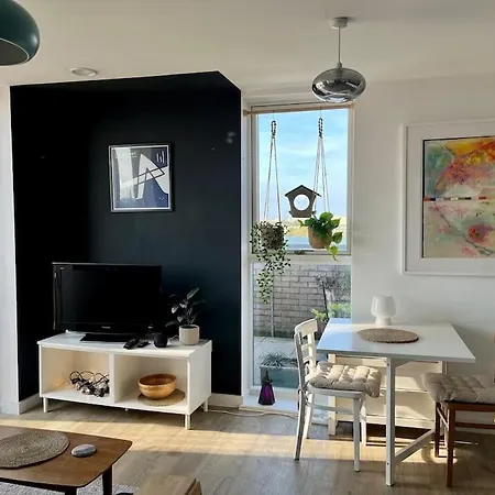 Elegant Chic Living: 1 Bed In Vibrant Area London
