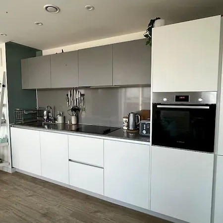 Elegant Chic Living: 1 Bed In Vibrant Area