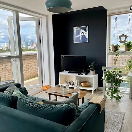 Elegant Chic Living: 1 Bed In Vibrant Area London