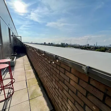 Elegant Chic Living: 1 Bed In Vibrant Area Apartment London