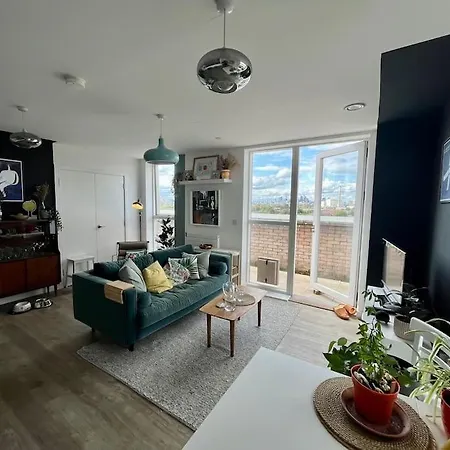 Elegant Chic Living: 1 Bed In Vibrant Area Apartment London
