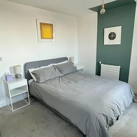 Elegant Chic Living: 1 Bed In Vibrant Area *