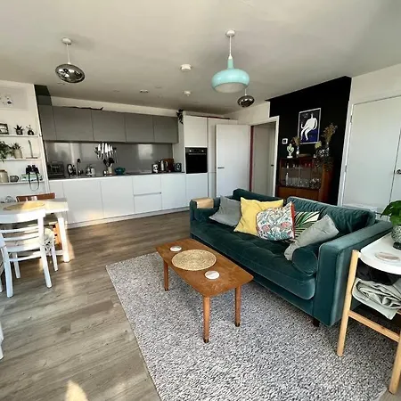 Elegant Chic Living: 1 Bed In Vibrant Area Apartment London