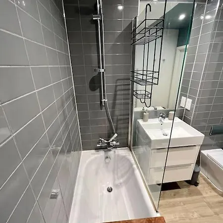 Elegant Chic Living: 1 Bed In Vibrant Area *