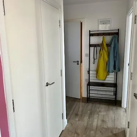 Apartment Elegant Chic Living: 1 Bed In Vibrant Area