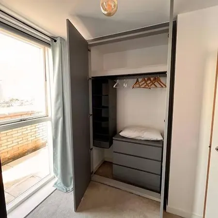 Apartment Elegant Chic Living: 1 Bed In Vibrant Area *