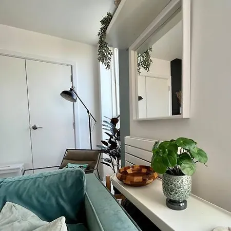 Elegant Chic Living: 1 Bed In Vibrant Area Apartment *