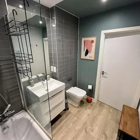 Elegant Chic Living: 1 Bed In Vibrant Area *