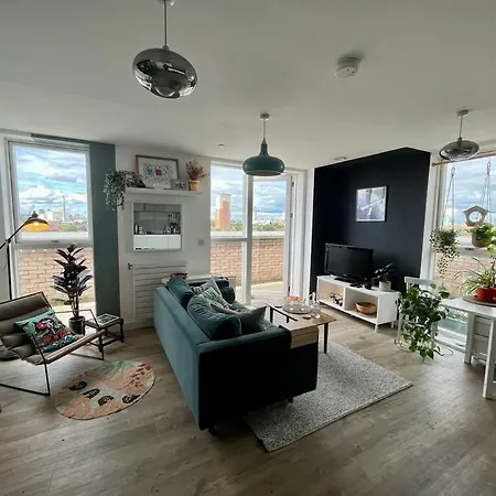 Elegant Chic Living: 1 Bed In Vibrant Area Apartment *