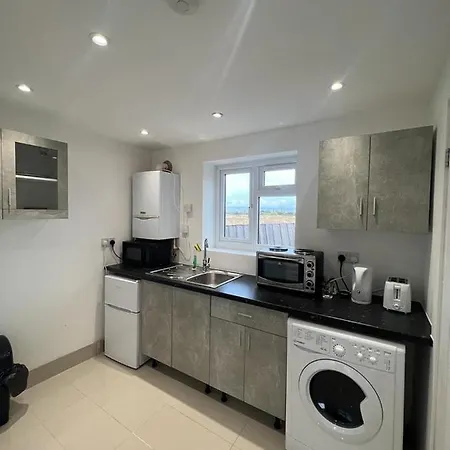 Large Flat B Near Heathrow * Hillingdon