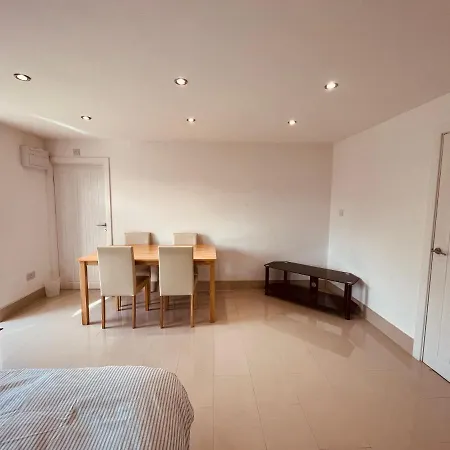 Large Flat B Near Heathrow * Hillingdon