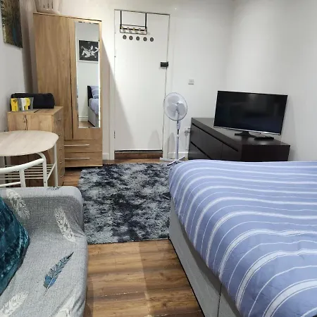 Studio At Chadwell Heath Gasthuis Romford