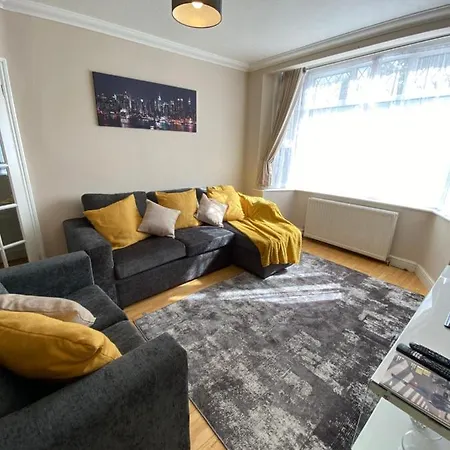 Holiday home Special Offers, Sleeps 5, Hanwell, London W7, Free Parking