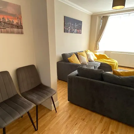 Special Offers, Sleeps 5, Hanwell, London W7, Free Parking Greenford (Greater London)