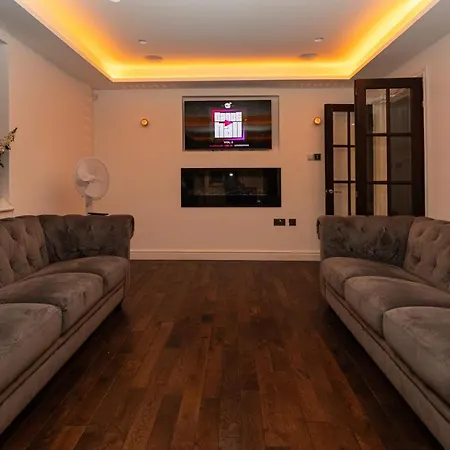Bonneville House, Private Jacuzzi And Modern Interior Holiday home London