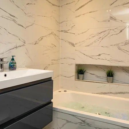 Holiday home Bonneville House, Private Jacuzzi And Modern Interior London