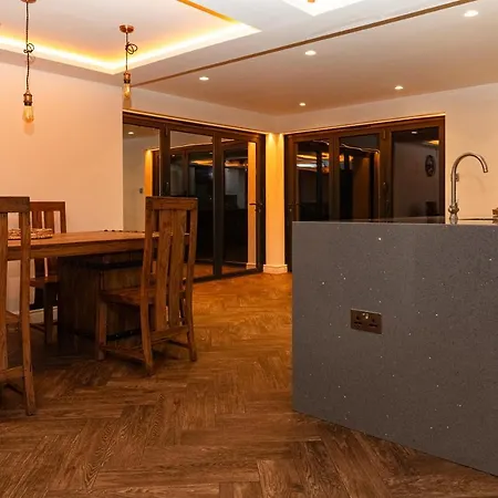 Bonneville House, Private Jacuzzi And Modern Interior Holiday home London
