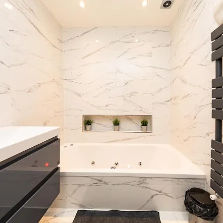 Bonneville House, Private Jacuzzi And Modern Interior