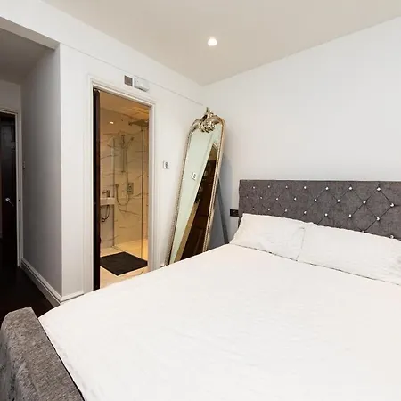 Holiday home Bonneville House, Private Jacuzzi And Modern Interior London